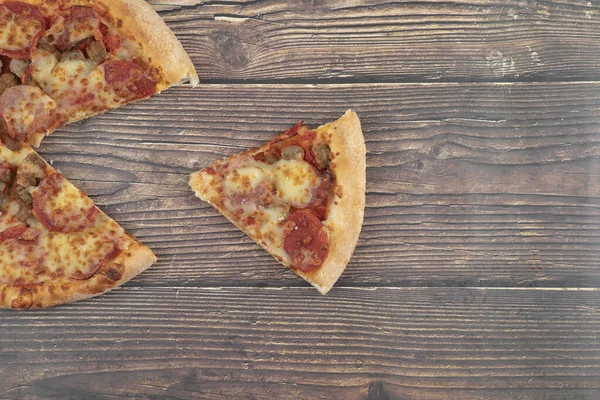 Leckere Peperoni Und Kitschige Pizza Auf Einem Holztisch Hochwertiges Foto — Stockfoto