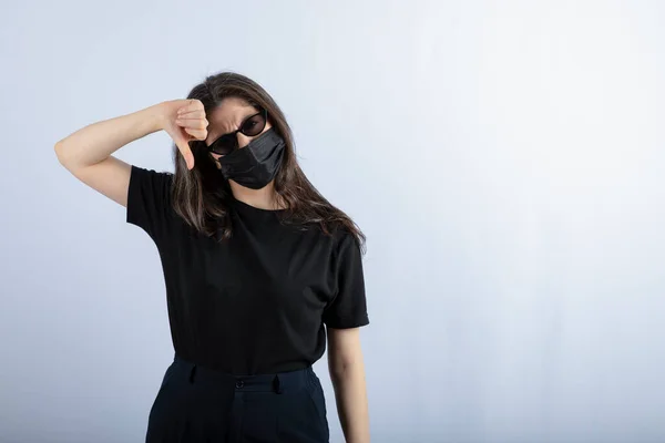 Genç Bir Kızın Portresi Salgın Nedeniyle Siyah Bir Maske Takıyor — Stok fotoğraf