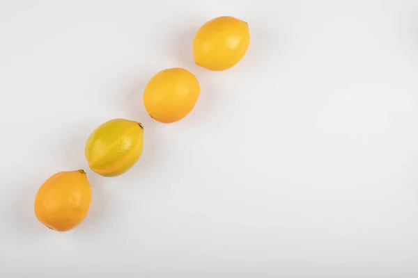 Färska Gula Citroner Isolerade Vit Bakgrund Högkvalitativt Foto — Stockfoto