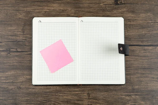 Pinkfarbener Quadratischer Aufkleber Mit Notizblock Auf Holzgrund Hochwertiges Foto — Stockfoto