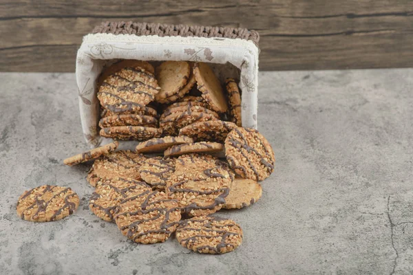 Sepetinden çikolata jöleli yeni pişmiş çoklu tahıllı kurabiyeler. Yüksek kalite fotoğraf