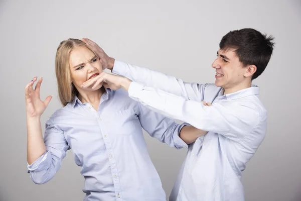 Frau Beißt Hand Ihres Gut Gelaunten Freundes Während Sie Vor — Stockfoto