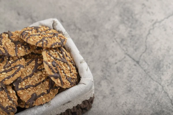 Hasır sepette jöleli çikolatayla süslenmiş yulaflı bisküviler. Yüksek kalite fotoğraf