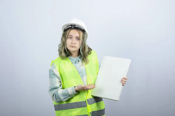 Foto Der Schönen Industriearbeiterin Mit Leerer Leinwand Stehend Hochwertiges Foto — Stockfoto