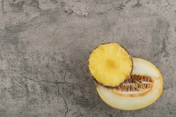 Yarım dilimlenmiş kavun ve arka planda ananas dilimi. Yüksek kalite fotoğraf