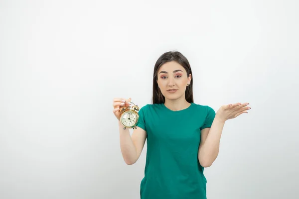 Retrato Una Joven Mujer Con Reloj Despertador Aislado Sobre Fondo — Foto de Stock