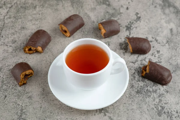 Una Taza Blanca Caliente Con Palitos Chocolate Una Mesa Mármol —  Fotos de Stock