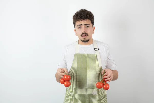 Upprörd Ung Stilig Kille Med Färska Tomater Högkvalitativt Foto — Stockfoto