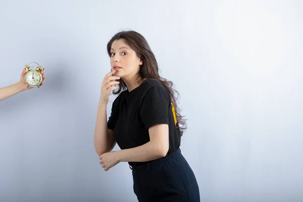 Alguien Mostrando Tarde Hora Chica Que Aún Está Listo Foto —  Fotos de Stock