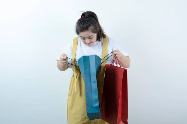 Αξιολάτρευτο Κορίτσι Σύνδρομο Που Ψάχνει Μέσα Σακούλες Για Ψώνια Υψηλής — Φωτογραφία Αρχείου