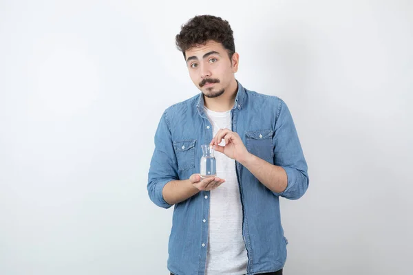 Foto Homem Olhando Sério Segurando Vidro Água Fundo Branco Foto — Fotografia de Stock