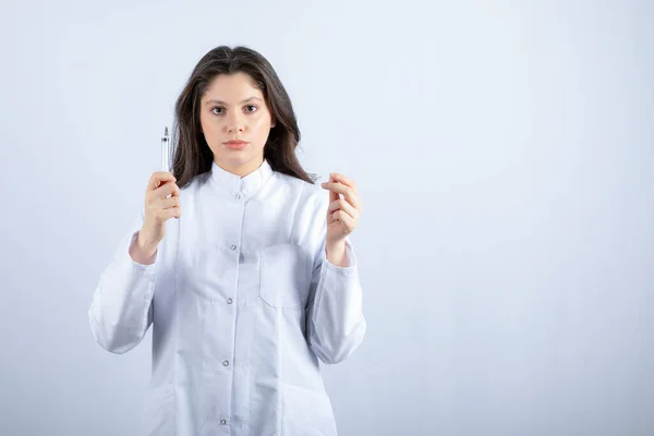 Foto Jovem Médico Com Seringa Sobre Fundo Branco Foto Alta — Fotografia de Stock