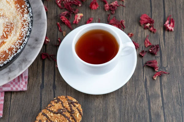 Une Assiette Tarte Délicieuse Avec Une Tasse Thé Noir Placée — Photo