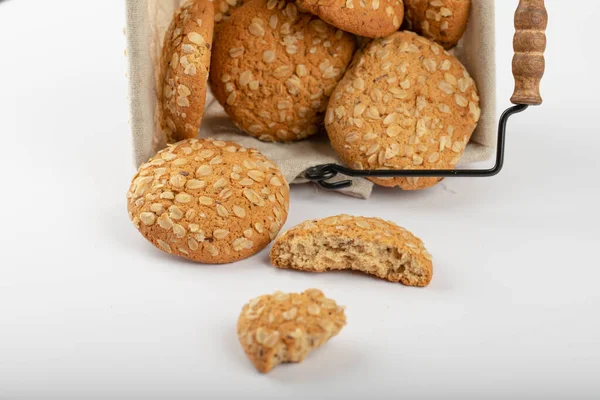 Metalik bir sepete yerleştirilmiş çok tahıllı kurabiyeler. Yüksek kalite fotoğraf