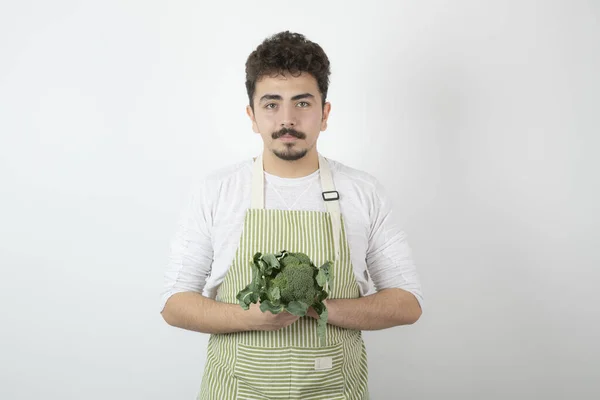 Ung Kille Med Färsk Broccoli Och Tittar Kameran Högkvalitativt Foto — Stockfoto