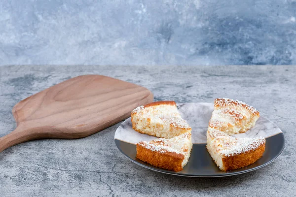 Mermer zemin üzerinde lezzetli kek parçaları olan bir tabak. Yüksek kalite fotoğraf