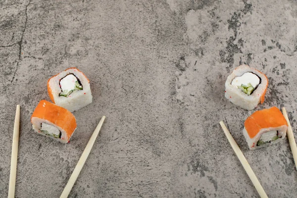 Geleneksel Philadelphia suşisi, taş yüzeyinde somon balığı ile yuvarlanır. Yüksek kalite fotoğraf
