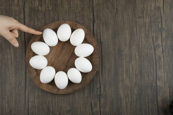 Vrouwelijke Handen Raken Houten Plank Met Rauwe Eieren Houten Oppervlak — Stockfoto