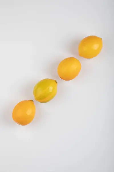 Färska Gula Citroner Isolerade Vit Bakgrund Högkvalitativt Foto — Stockfoto
