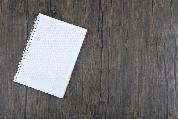 Tahta masaya yerleştirilmiş beyaz boş kağıt. Yüksek kalite fotoğraf