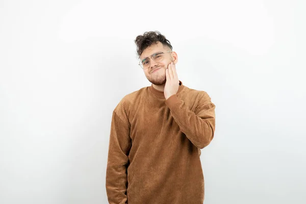 Foto Joven Con Gafas Que Rasca Cara Foto Alta Calidad — Foto de Stock