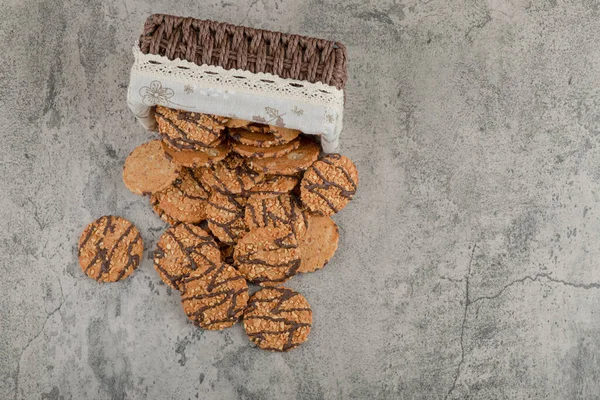 Sepetinden çikolata jöleli yeni pişmiş çoklu tahıllı kurabiyeler. Yüksek kalite fotoğraf