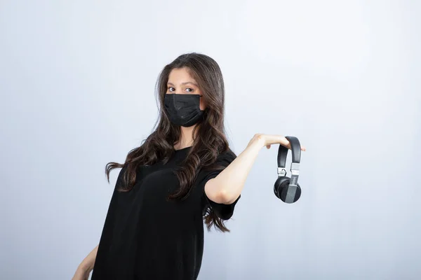 Brunette Woman Long Hair Medical Mask Holding Headphones High Quality — Stock Photo, Image