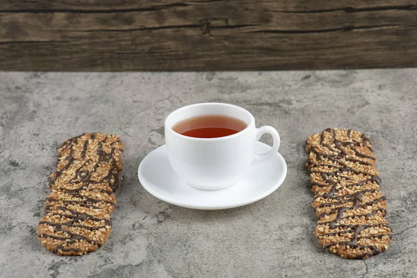 Galletas Avena Con Jarabe Chocolate Con Una Taza Una Mesa — Foto de Stock