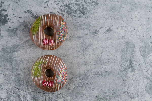 Два Восхитительных Шоколадных Пончика Мраморной Поверхности Высокое Качество Фото — стоковое фото