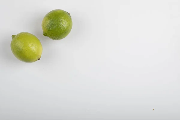 Dos Frutos Maduros Lima Aislados Sobre Fondo Blanco Foto Alta —  Fotos de Stock