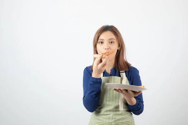 Menina Adorável Avental Comendo Pizza Fundo Branco Foto Alta Qualidade — Fotografia de Stock