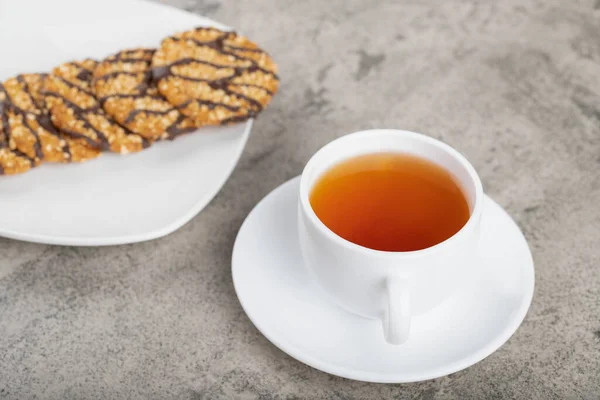 Plato Blanco Galletas Chocolate Avena Con Taza Mesa Piedra Foto — Foto de Stock