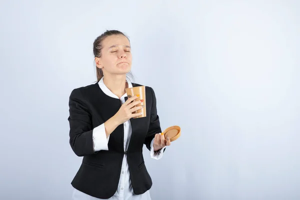 Porträt Einer Schönen Frau Mit Einer Tasse Kaffee Auf Weißem — Stockfoto