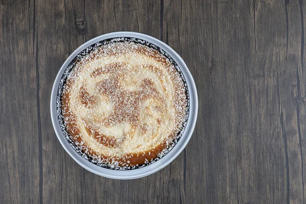 Ahşap bir zemine yerleştirilmiş yuvarlak lezzetli pasta. Yüksek kalite fotoğraf