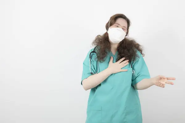 Foto Van Een Jong Meisje Groen Uniform Met Medisch Masker — Stockfoto