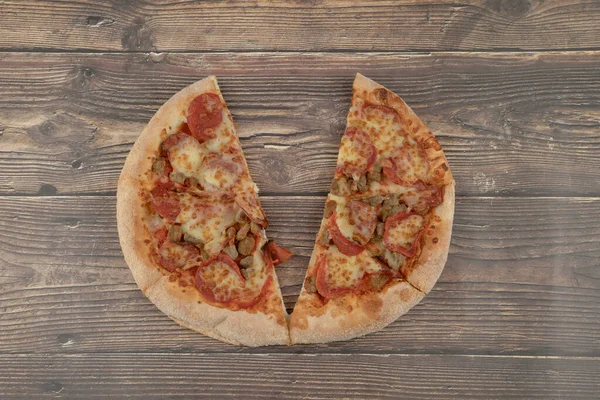 Deliziosa Pizza Piccante Tagliata Metà Posta Sul Tavolo Legno Foto — Foto Stock