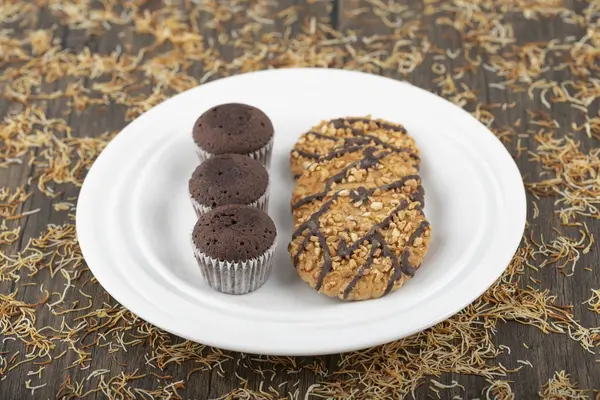 Taş zemine yerleştirilmiş tatlı atıştırmalıklar. Yüksek kalite fotoğraf