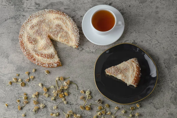 Taş zeminde bir fincan sıcak çayla nefis vanilyalı kek. Yüksek kalite fotoğraf