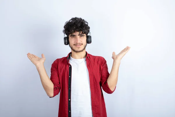 Immagine Giovane Ragazzo Cuffia Piedi Sfondo Bianco Foto Alta Qualità — Foto Stock