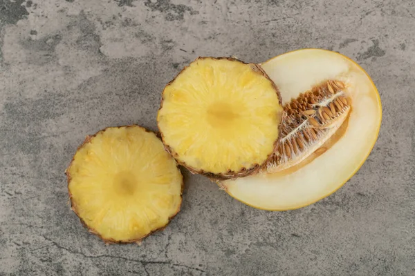 Halb Geschnittene Honigmelone Mit Gehackter Ananas Auf Steinhintergrund Hochwertiges Foto — Stockfoto