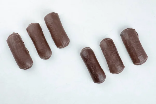 Rouleaux Crème Chocolat Avec Crème Lait Isolée Sur Fond Blanc — Photo