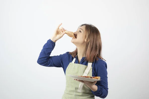 白い背景にピザを食べる若いかわいい女の子の肖像画 高品質の写真 — ストック写真