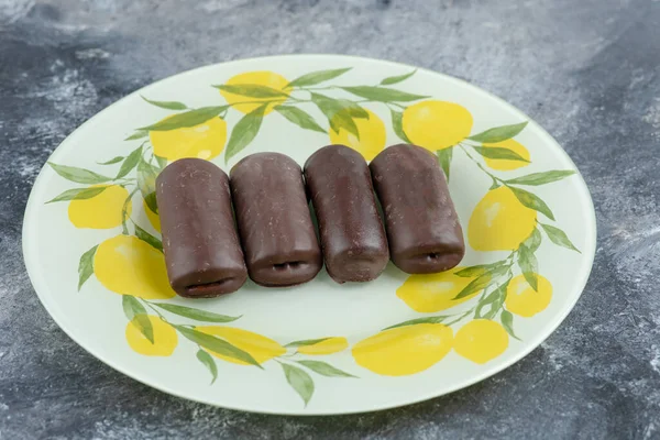 Assiette Délicieux Gâteaux Chocolat Sur Fond Marbre Photo Haute Qualité — Photo