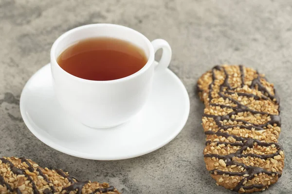 Yulaflı çikolatalı bisküvi ve bir fincan siyah çay. Yüksek kalite fotoğraf