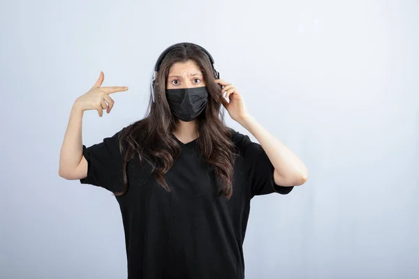 Mujer Morena Con Pelo Largo Máscara Médica Apuntando Los Auriculares — Foto de Stock