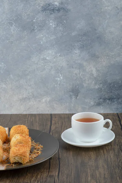 Lezzetli bir tabak ev yapımı hamur işi ve bir fincan siyah çay. Yüksek kalite fotoğraf