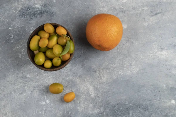 Prato Madeira Cheio Kumquats Com Uma Fruta Laranja Fresca Inteira — Fotografia de Stock