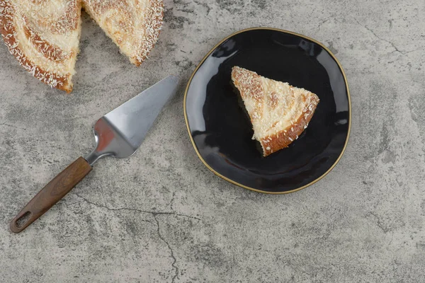 Taş zeminde siyah bir tabak lezzetli vanilyalı kek. Yüksek kalite fotoğraf