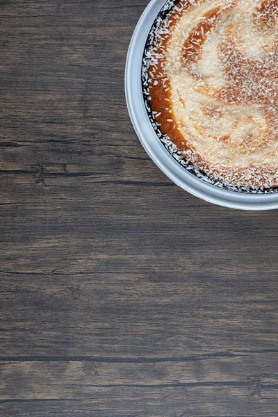 Ahşap bir zemine yerleştirilmiş yuvarlak lezzetli pasta. Yüksek kalite fotoğraf