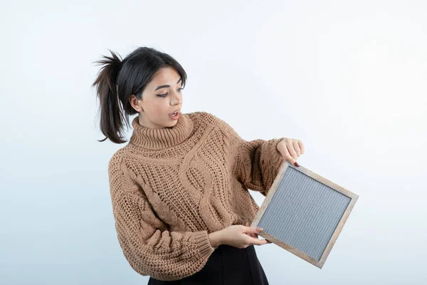 Retrato Mulher Bonita Malhas Olhando Para Moldura Vazia Foto Alta — Fotografia de Stock